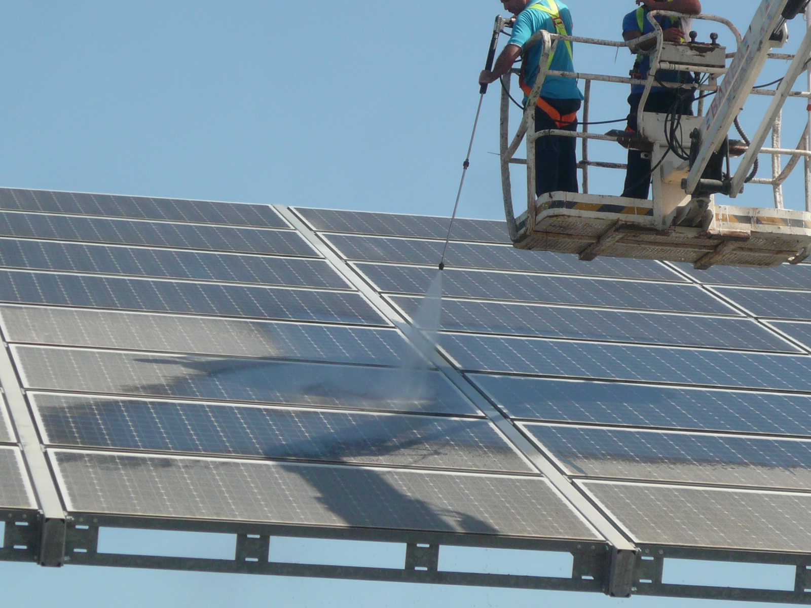 limpieza paneles solares | Óptima Solar